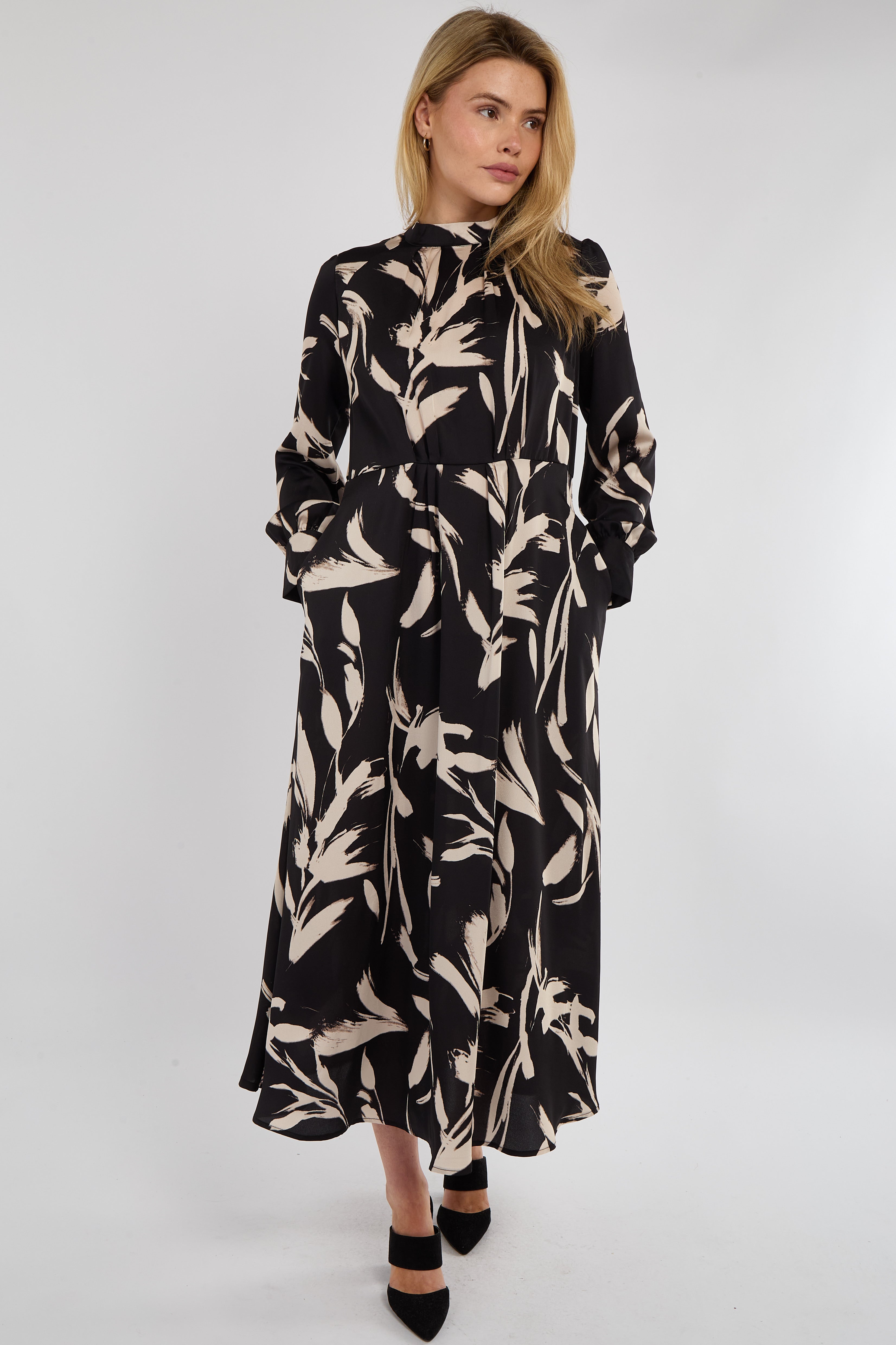 6Pcs Black Brushstroke Print Pleated Skirt Satin Maxi Dress