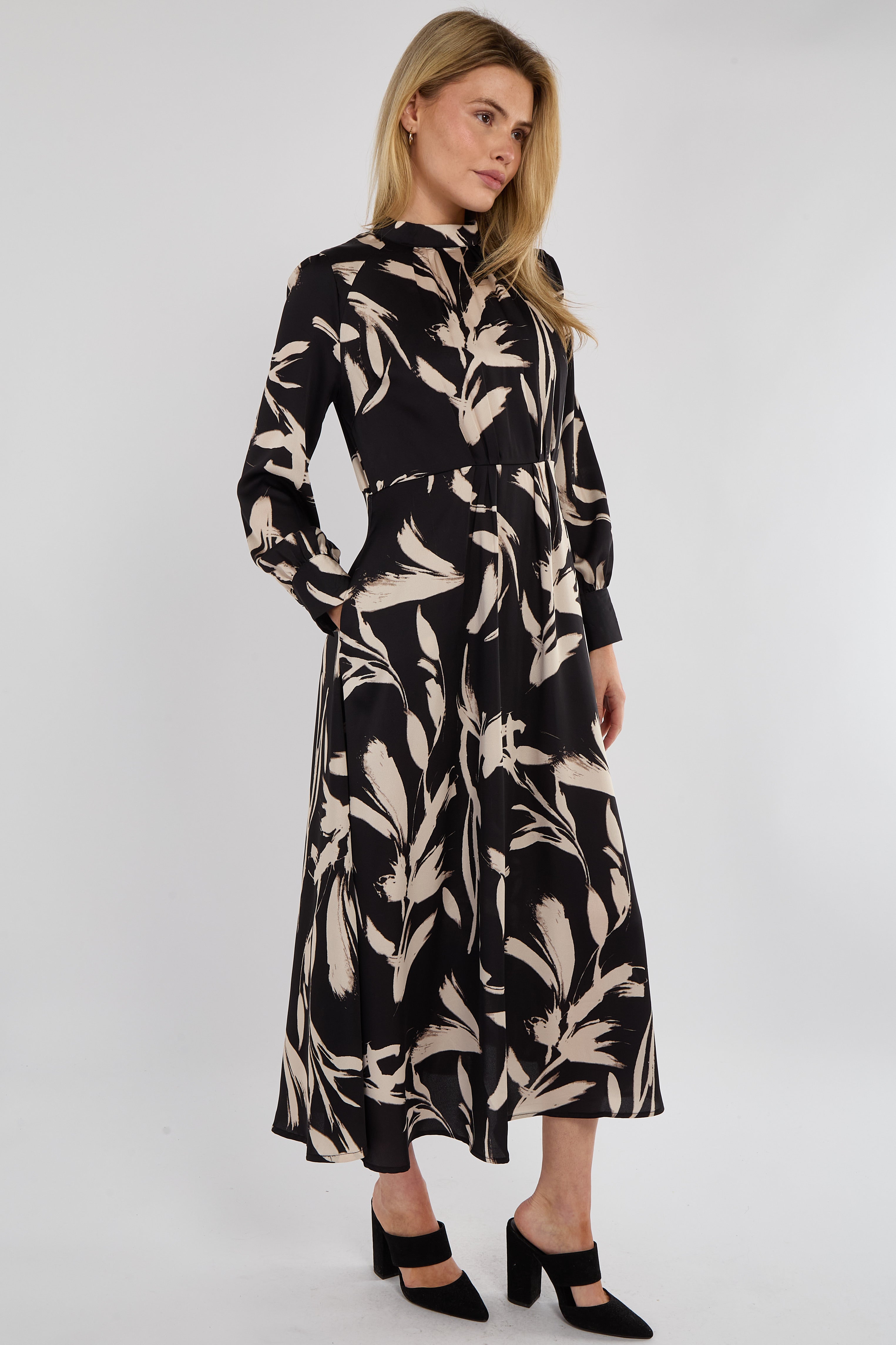 6Pcs Black Brushstroke Print Pleated Skirt Satin Maxi Dress
