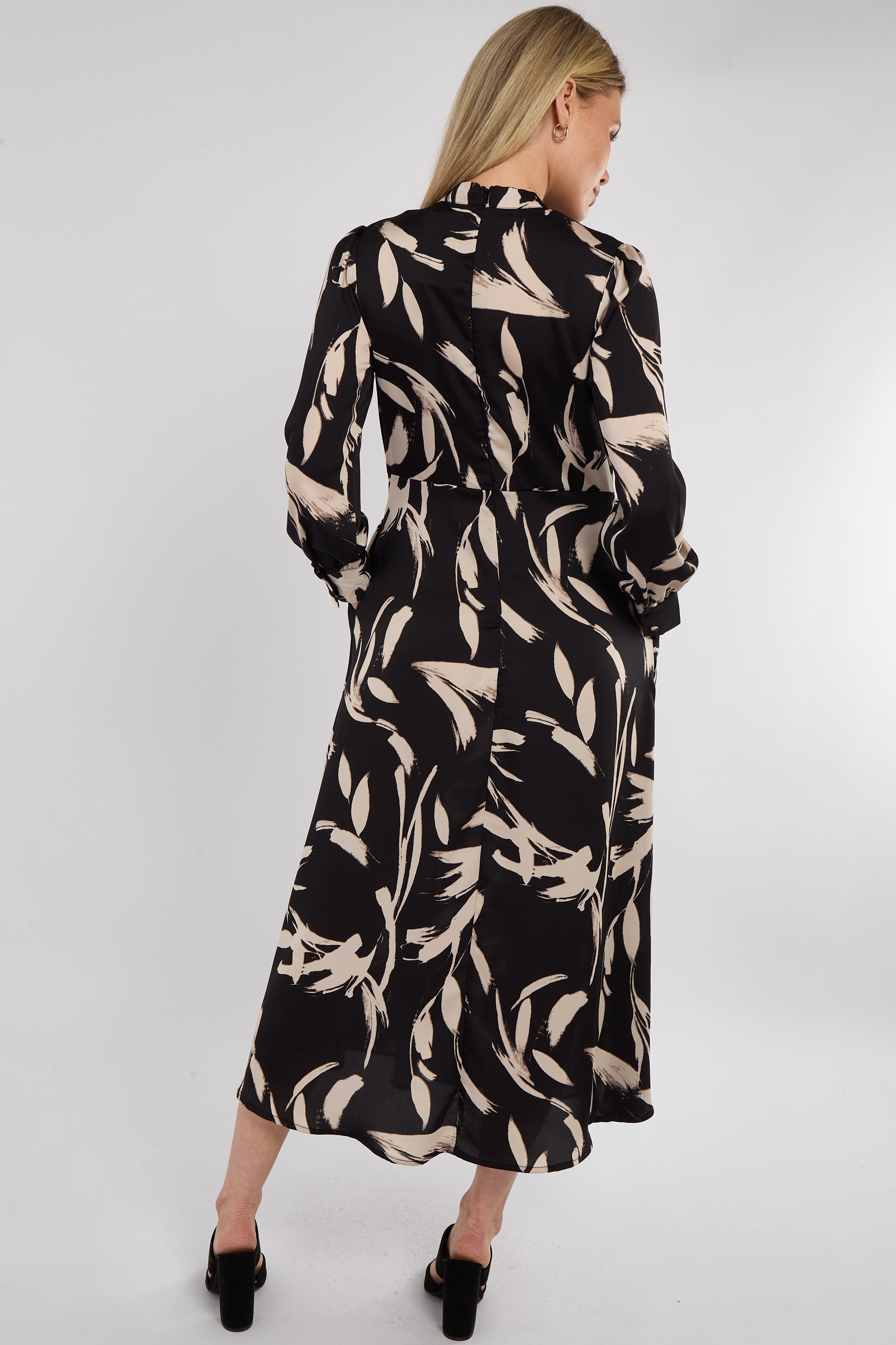 6Pcs Black Brushstroke Print Pleated Skirt Satin Maxi Dress