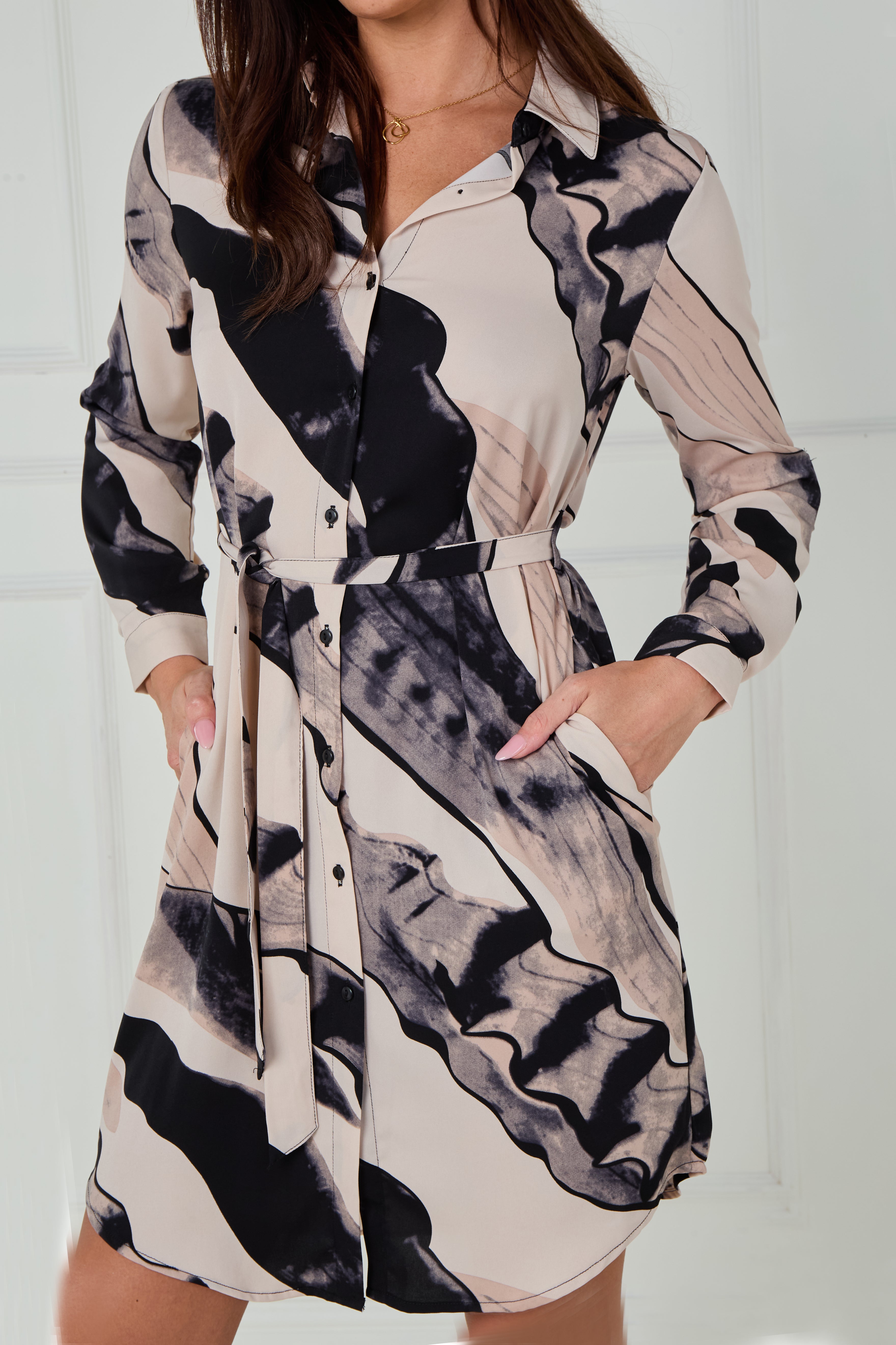 8Pcs Beige Abstract Brushstroke Print Mini Shirt Dress