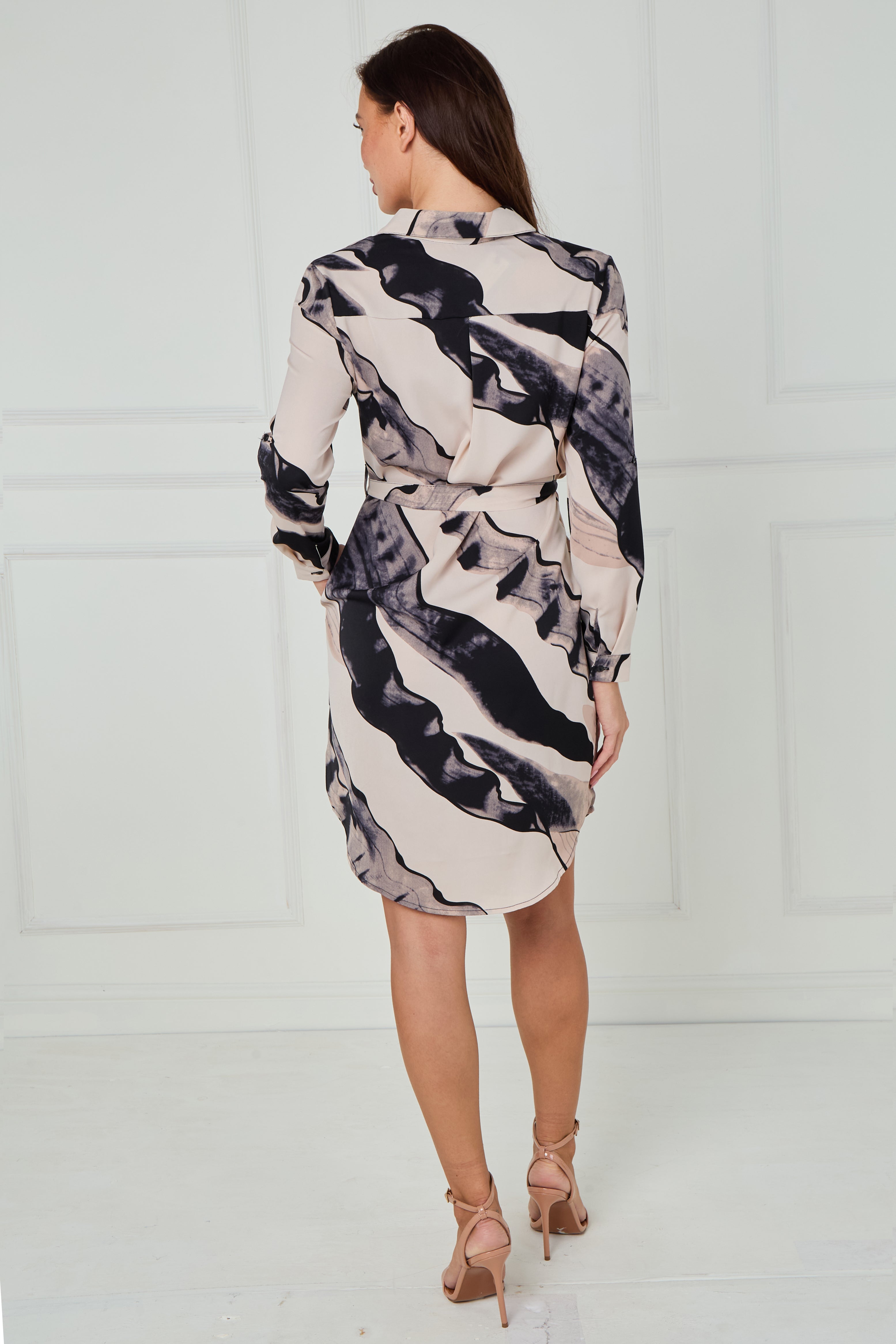 8Pcs Beige Abstract Brushstroke Print Mini Shirt Dress